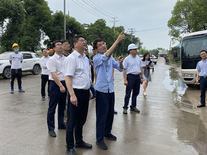 Chuaigh Rúnaí Coiste Páirtí Dúiche Keqiao Shen Zhijiang agus a pháirtí chuig tionscadal ardteicneolaíochta Chengbang an Ghrúpa le haghaidh imscrúdú agus treoir